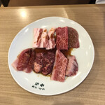 Yakiniku Reimen Nakamichi - スペシャルランチのお肉。豚バラ、ロース、かぶり、ハラミ、カルビ