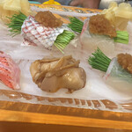 鮨 ひでぞう - 金目鯛炙り・鯛皮・煮蛤・白身芽ネギ