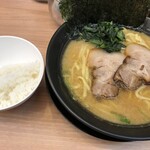 横浜家系ラーメン花崎家 - 豚骨醤油ラーメン690円