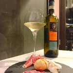Tutto Gusto Osawa - 白ワイン、イタリアの生ハムとサラミ