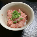 鮨よし - マグロの中落ちだったかな？のごはん。ネギにワサビを微妙に絡ませてあるとか？？