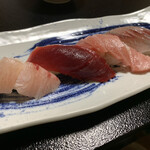 鮨よし - おまかせ握りの4種類  左が白カジキって。白カジキ？？初めて聞いた～。右から2番目の大トロに娘も旦那さんもめっちゃ感動してた。