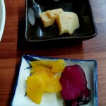 Namban Tei - 定食の小鉢とおしんこ