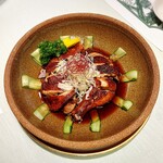 北京料理桂蘭 - 油淋鶏です。鶏の骨付きもも肉が使われています。こちらは私のお気に入りの一品です。皮目は香ばしく中身はジューシーです。