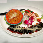 北京料理桂蘭 - 前菜の3種盛合わせです。クラゲの酢の物、ピータン、合鴨のスモークです。このお店のピータンは初めて頂きましたが、クセの少ない食べやすい一品でした。