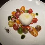 ザ キッチン サルヴァトーレ クオモ - ブッラータチーズと苺のカプレーゼ