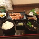 飛揚 - うなぎの白焼定食。うなぎのアライが珍しい。