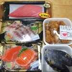 虹のマート - 刺身三種（龍飛本鮪中トロ、青森サーモン、青森県産真鯛）＋唐揚&茄子