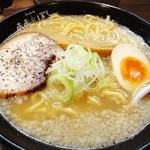 Ooboshi - ばりこて白☆
                        
                        長野へ来てるんで、長野の美味しいラーメンを食べようと訪問！背脂豚骨醤油スープは、野菜の甘さが出たアッサリタイプ☆とろとろの厚めのチャーシューと煮卵がネギがトッピング☆麺は太目のしっかりしたストレート☆関西人には賛否両論かも！(๑´ڡ`๑)