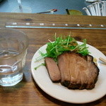 翔丸 - 炙り厚切り焼豚(500円)と芋焼酎、黒伊佐錦(500円)