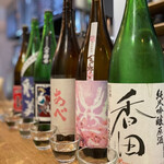 Sakewine Shokudou Trois - 人気の飲み比べは様々な蔵元のお酒をお楽しみいただけます。