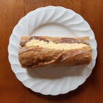 パリアッシュ - スモークチーズ入りのスクランブルエッグとペッパーシンケンのサンド