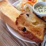 イズミヤ珈琲 - ○パン
            マーガリンの塗られたトーストと
            デニッシュパンがある。
            マーガリンの塩味とデニッシュパンの甘み
            一度に2種類味わえて良い感じ。