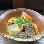 Sushi Kaede - ＊牛すじは柔らかく煮込まれ、お大根・牛蒡・人参にもよくお味が浸みています。 少し甘めのお味付けでしたので、七味をかけるとより美味しく。