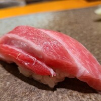 天寿し 京町店 - ②本鮪大トロ(青森県大間産)、青カボス果汁掛け
                    恐ろしく滑らかに溶けていきます
                    脂の旨み、微かな酸味、口腔内に拡がる薫り
                    前回、天寿しサンの本鮪大トロと同様に圧倒的な美味しさを感じました。