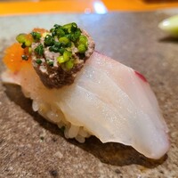 天寿し 京町店 - ⑰真鯛(福岡県玄界灘)、裏濾し肝&紅葉おろし&刻み芽葱載せ、青カボス果汁掛け
                      春の産卵期から回復、年末迄が一番良い
                      潮回り毎に脂がのり旨みが増す
                      真鯛の肝を臭みゼロで載せてコクと旨みを加えています