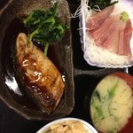 魚ばぁさんの食堂 おくどさん - ハマチの刺身、照焼。
            照焼は炭火焼です。
            