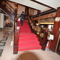 華正樓 新館 - クラシックゴージャス階段