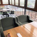 アニバーサリー カフェ - 窓際のソファー席