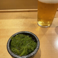 まんてん鮨 日比谷オクロジ店 - 先付けのめかぶ