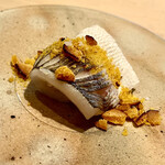 菊鮨 - ❽鰆焼き物〜綺麗に飾り包丁を入れ焼きカラスミ振りかけ