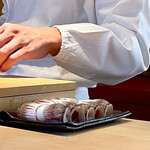 菊鮨 - 綺麗に飾り包丁を入れた鰆