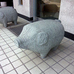 Butan - 入り口のコンクリ豚