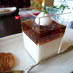 フェーヴ - 白ごまのブラマンジェ（ほうじ茶のジュレ）