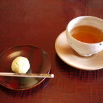 石葉 - お着きの生菓子と明日葉茶