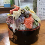 幸寿司 - 幸寿司(こうずし)(東京都国立市西)びっくり丼 普通 900円