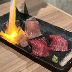 Nikutonihonshu Iburi - 炙り肉寿司　A5黒毛和牛サーロイン、A4和牛ミスジ