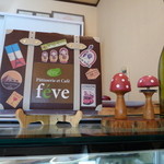 フェーヴ - キノコのオブジェと店名