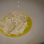 カンテサンス - 塩とオリーブ油が主役　山羊乳のバヴァロワ