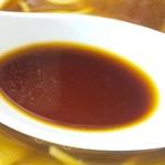 マル栄　中華そば - テーブルに置いてある醤油のダシを入れる