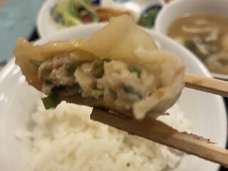 Gyouzahausuchouan - 豚レバーニラ炒定食700円餃子断面図