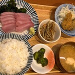 Nikudoufu to remonsawa taishu shokudou yasubee - 日替定食のヒラサマ刺身定食コロッケ付き