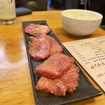 Sumibi Yaki Horumon Guu Ikebukuro - タン盛り ¥2080(通常3枚ずつですが2人だったので2人前盛りにしてもらえました)