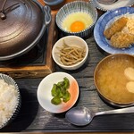 Nikudoufu to remonsawa taishu shokudou yasubee - 肉豆冨玉子とじ定食