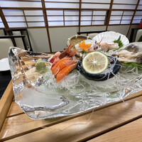 海鮮家 はこだて 本店 - 氷の塊に盛り込まれたお刺身