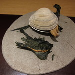 神保町 傳 - 浜に打ち上げられた大浅利　湯葉のソース　海苔と菜の花