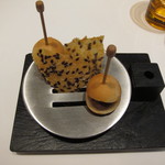 エディション・コウジ シモムラ - アミューズ・生ハムとバジルペースト　アマンせんべい　シャンパーニュと共に