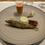 シャントレル - ❸メヒカリのベニエ、ガスパチョ、ミズナス、グリルしたトマト、ナスのピューレ、レモン塩。北島亭のメヒカリのよりもうまいんだけど（笑）