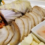 Ajiya - ポッサム近影。豚肉にタレをつけ、酸白菜で包み、ネギキムチやにんにくを入れて食す♥️