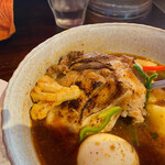 札幌スープカリー アナンダ - 具材も大きくて、これは炙った鶏ムネ肉丸々1枚。
            その他にも、