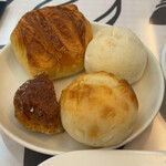 Pepeorio - パン食べ放題のプチクロワッサン（左上）、プチ白パン（右上）、フレンチトースト（左下）、塩バターパン（右下）