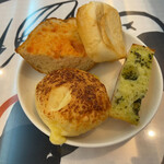 Pepeorio - パン食べ放題の明太子バターバゲット（左上）、ゴロゴロチーズのシャンパーニュ（右上）、チーズパン（左下）、バジルバターバゲット（右下）