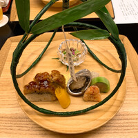 赤坂 菊乃井 - ②鱧寿司　サフラン生姜　トコブシ　甘鯛　胡瓜　海老