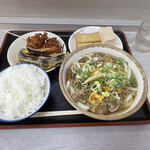 Gambatei - ご飯(大)、肉うどん(中)、おでん×3、唐揚げ串、茄子天  計1400円