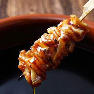 Our recommended Grilled skewer, “Hakata Kawa Kushi”, are carefully prepared one by one every day.