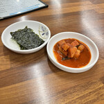 食堂ユリ - 付け出しの「韓国海苔」と「カクテキ」です